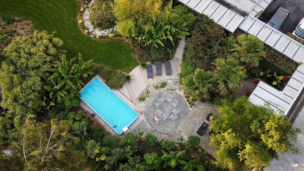 Vue aérienne d'un jardin exotique aménagé autour d'une piscine